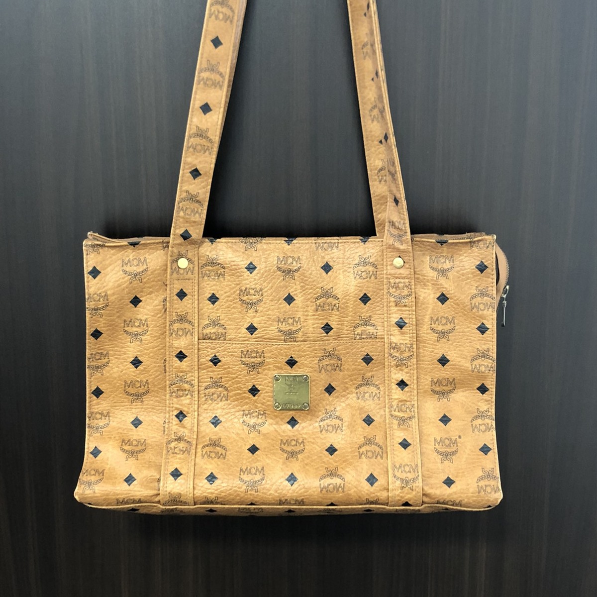 大阪心斎橋店にて、エムシーエム(MCM)のキャメル、レザーショルダー