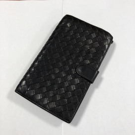 ボッテガ・ヴェネタの黒　イントレチャート　2つ折り財布の買取実績です。