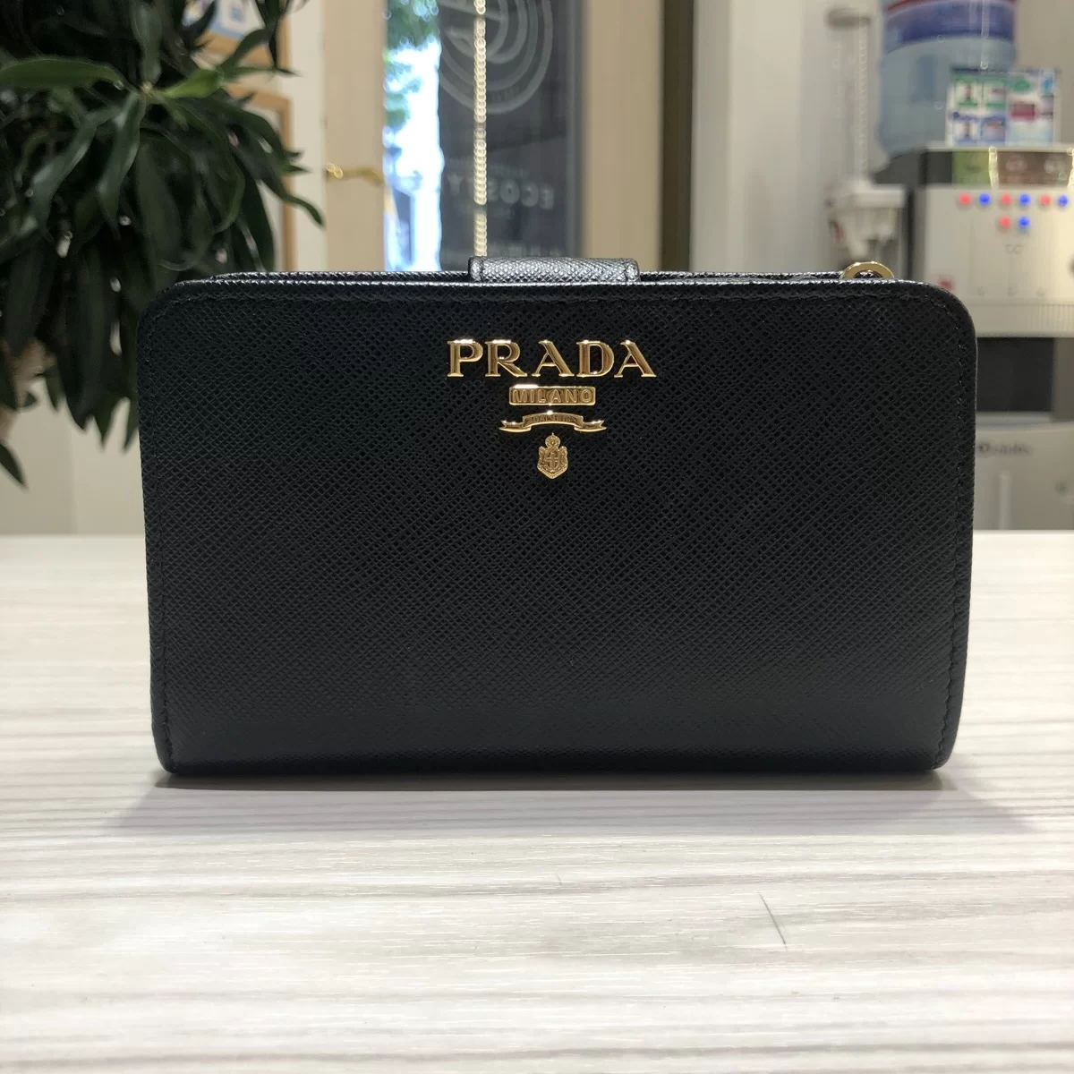 渋谷店で、プラダのサフィアーノ2つ折り財布(1ML225)を買取りました