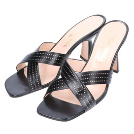 シャネルの黒 オープントゥ ココマーク パンチングロゴデザイン ミュール/サンダルの買取実績です。