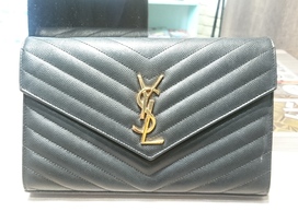 サンローランのモノグラム Vステッチ チェーンウォレットの買取実績です。