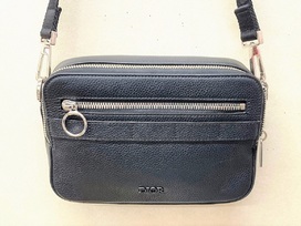 ディオールの黒 レザー SAFARI メッセンジャーバッグの買取実績です。