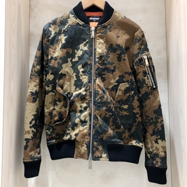 ディースクエアードのカモフラ 374058061 MA-1 中綿ジャケットの買取実績です。