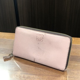 ロエベのピンク　レザー　ラウンドファスナー　ジッピーウォレットの買取実績です。