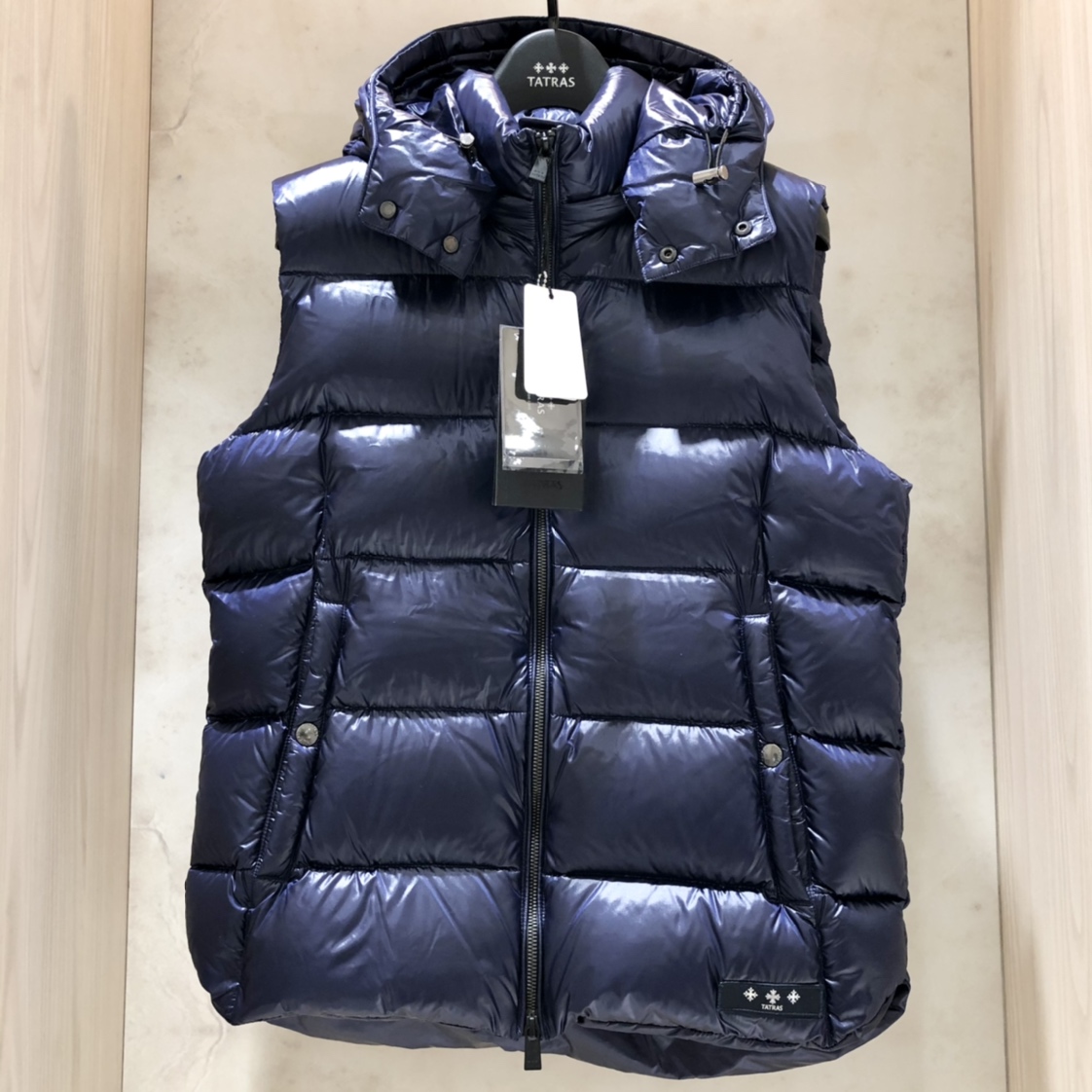 渋谷店で、タトラスの18年製のブルーのポセイドンのダウンベストを買取