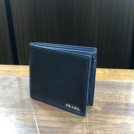 プラダのサフィアーノ　ネイビー　二つ折り財布の買取実績です。
