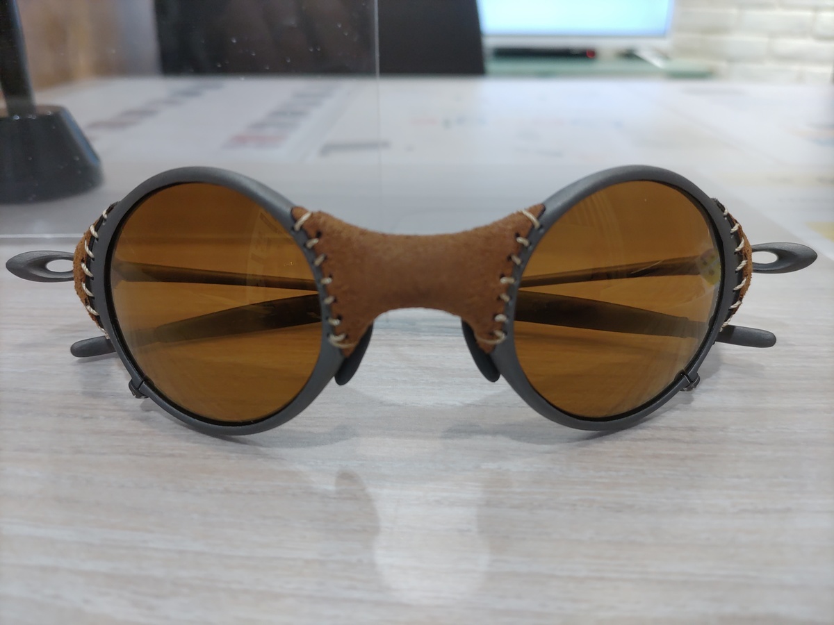 レア品　ビンテージ・サングラス　OAKLEY　MARS　オークリー マーズ 36万円超の即完売したサングラス、オークリー「Mars X-Metal Leather