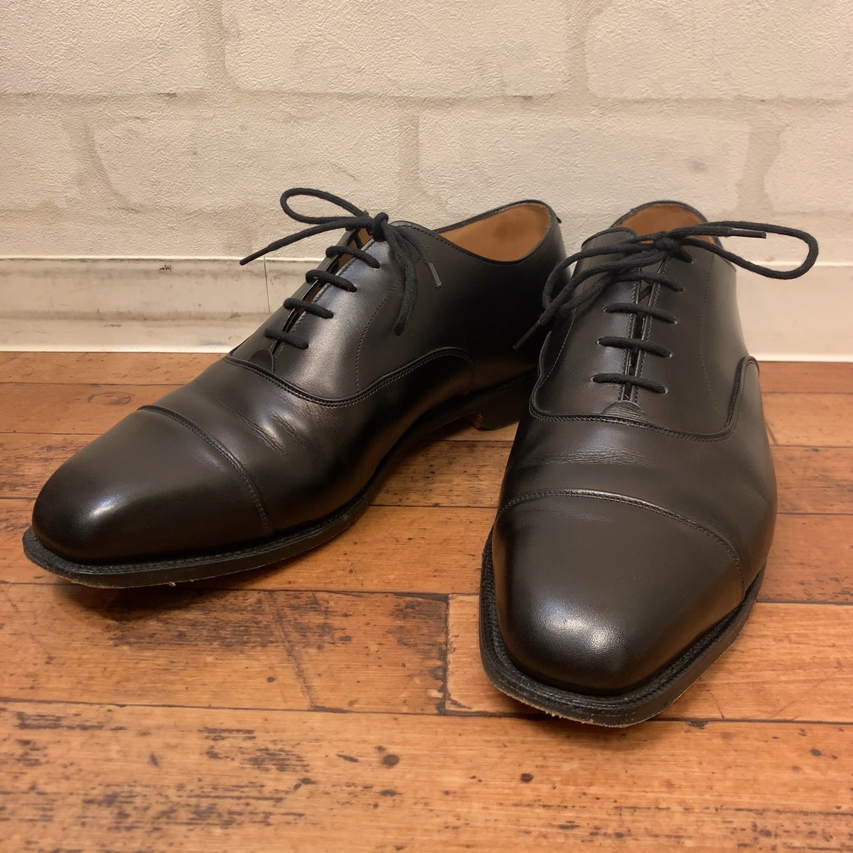 銀座本店で、トリッカーズの614の黒のリージェントのストレートチップ