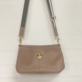 アタオのアーモンドカラー レザー素材 chivy 2way ハンドバッグの買取実績です。