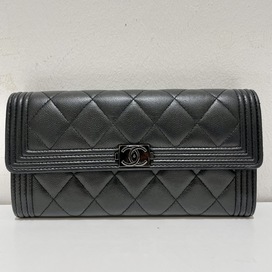 シャネルのブラック カーフスキン 24番台 マトラッセ 長財布の買取実績です。