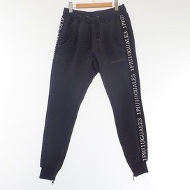 ウノ ピゥ ウノ ウグァーレ トレのIQ007 SPORT MILLION BK TECH HEM ZIP PT サイドロゴ刺繍入り ジャージーパンツの買取実績です。
