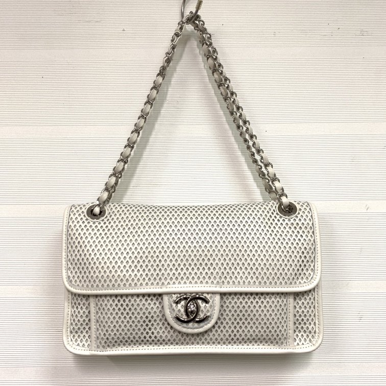 銀座本店では、シャネルの17番台のドバイコレクション パンチング