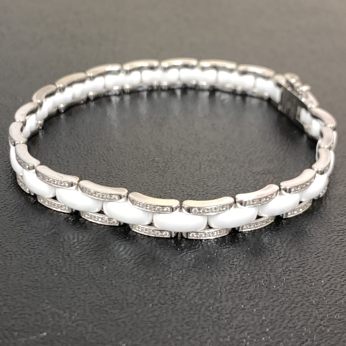 広尾店で、シャネルのウルトラコレクションの750WG×セラミック素材の 