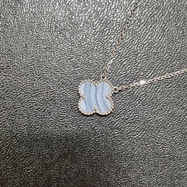 ヴァンクリーフ&アーペルのヴィンテージアルハンブラ ブルーカルセドニー ネックレスの買取実績です。