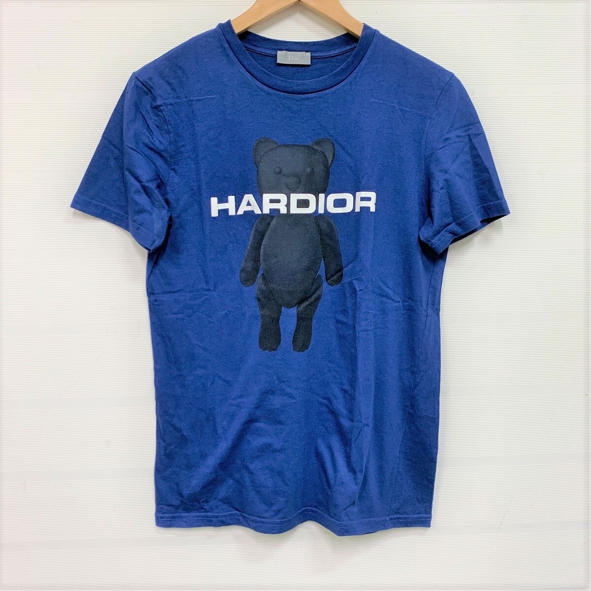 銀座本店で、ディオールオムのブルーのHARDIORベアプリントデザインのT