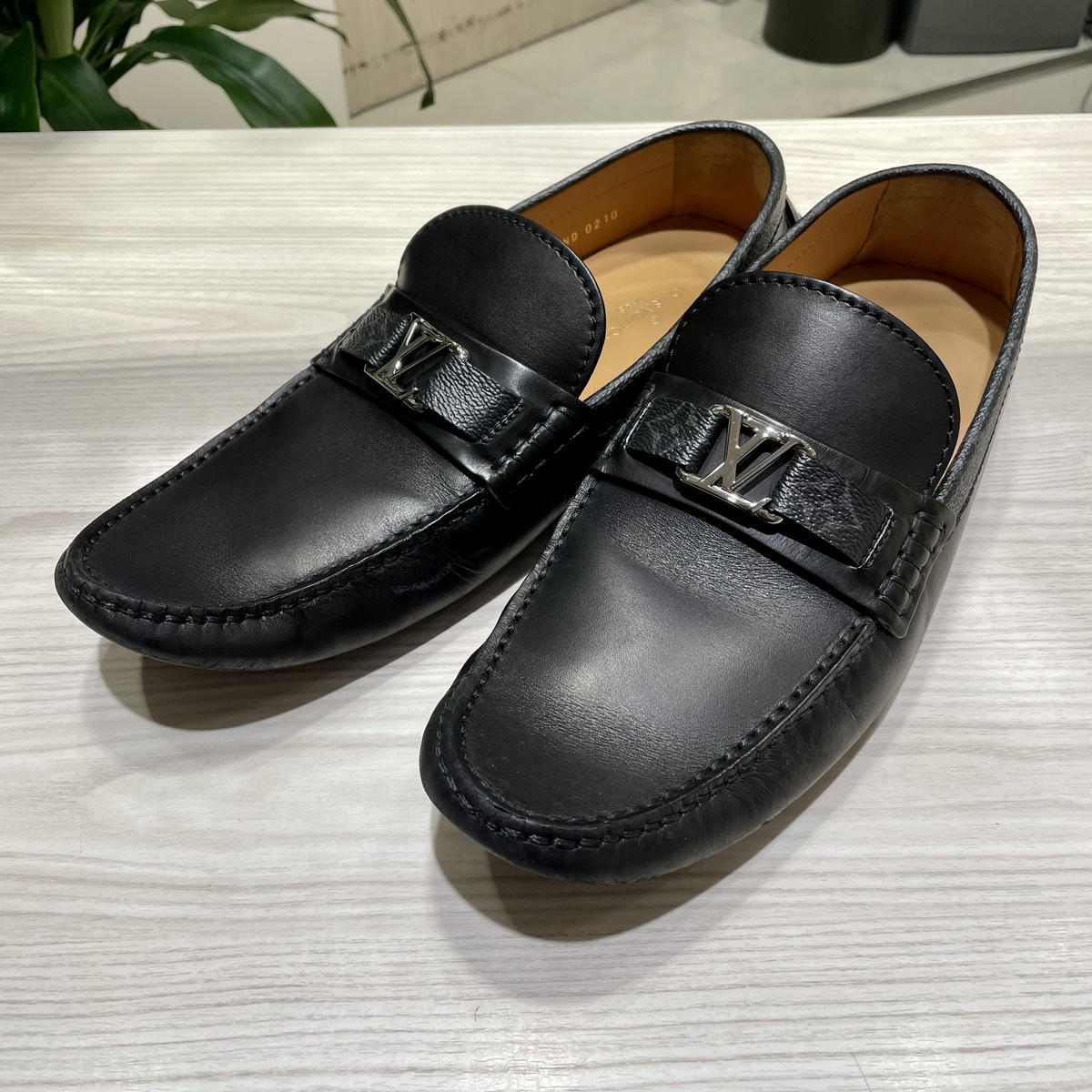 渋谷店で、2020年製のルイヴィトンのドライビングシューズを買取ました