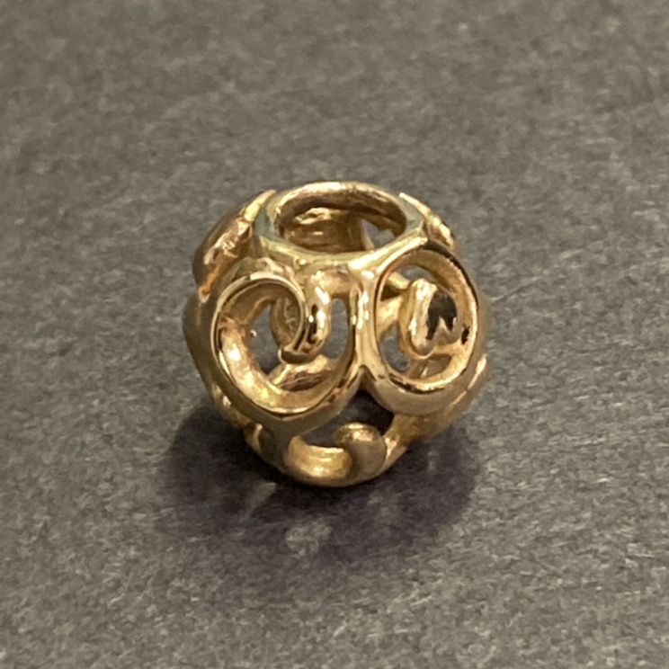 銀座本店では、トロールビーズの750YG素材のファーストサインズビーズ