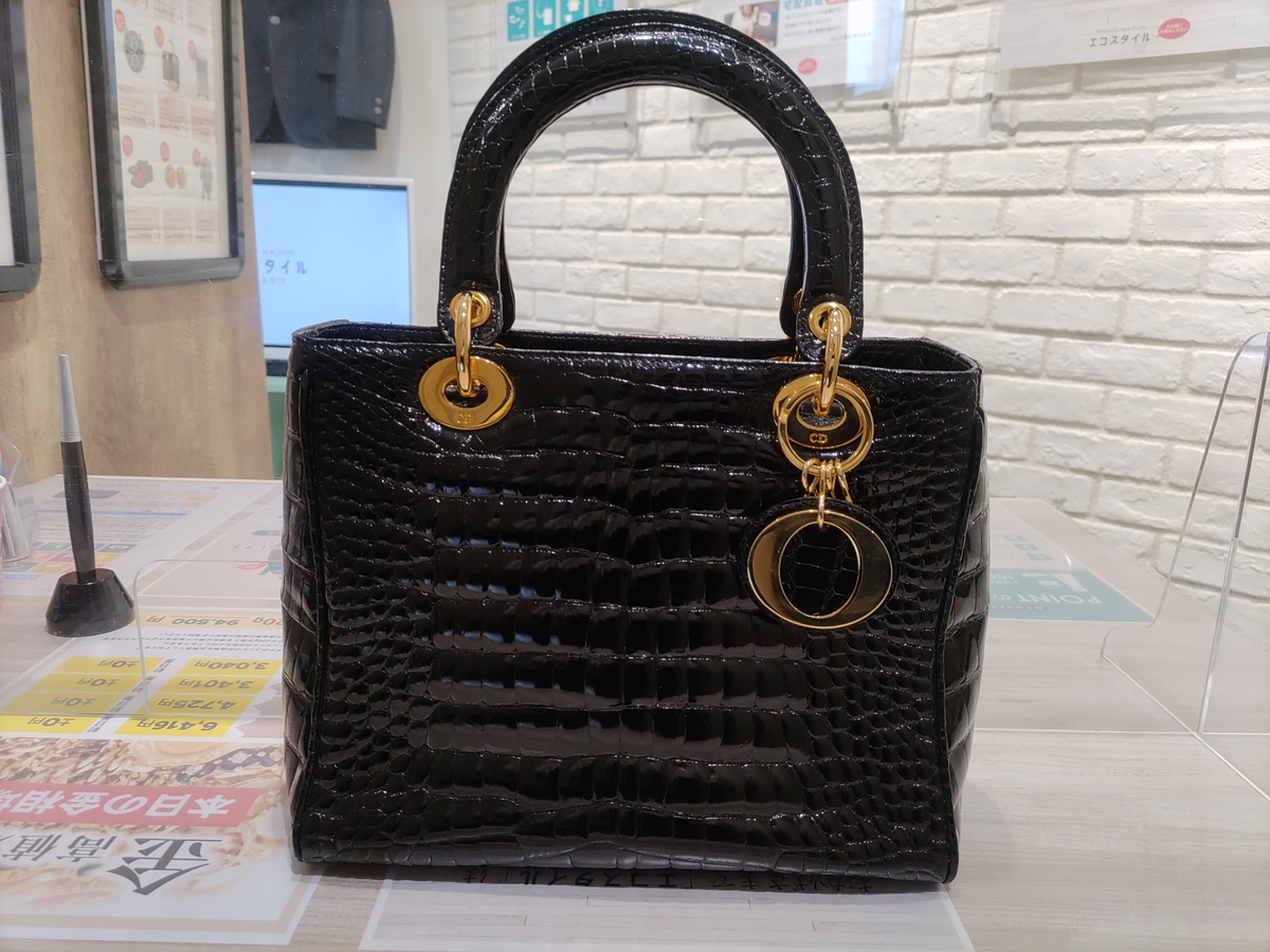 新宿店で、クリスチャンディオールのクロコレザーを使ったレディ