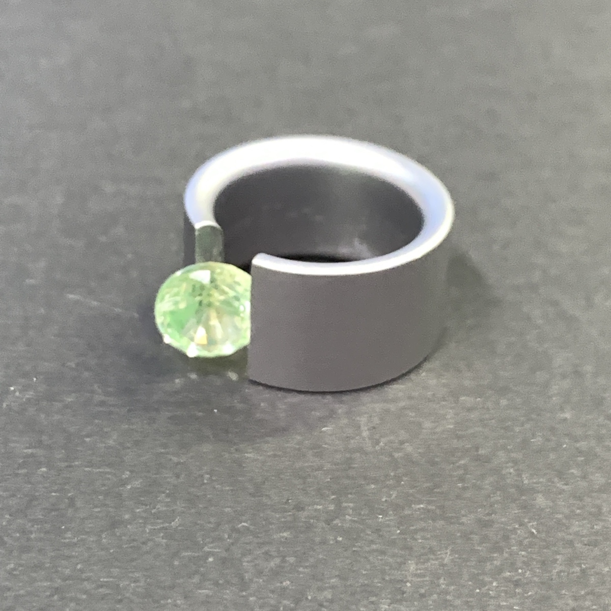 銀座本店で、ニーシングのステンレススチールを使用したグリーン