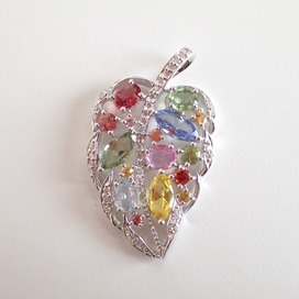 サファイアのK18WG D0.25ct S4.28ct リーフモチーフ ペンダントトップの買取実績です。