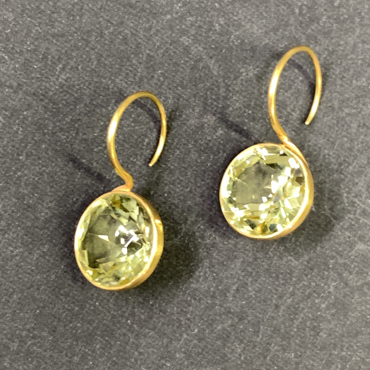 銀座本店で、マリーエレーヌドゥタイヤックのK22素材を使用したレモン