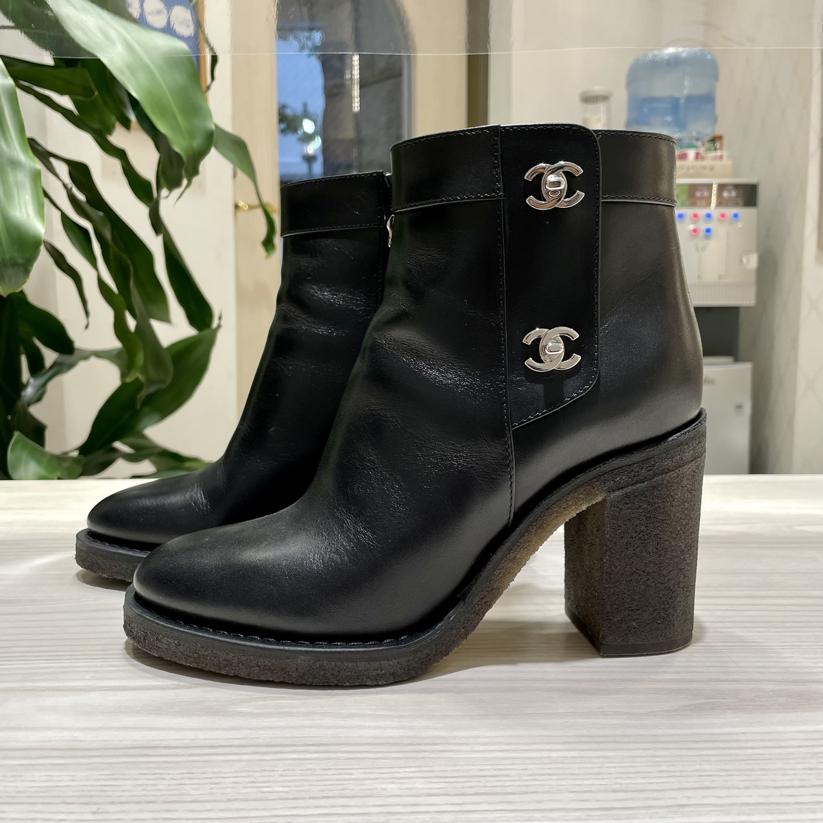 渋谷店で、シャネルのブーツ(G31285 ココマーク ターンロック)を買取り