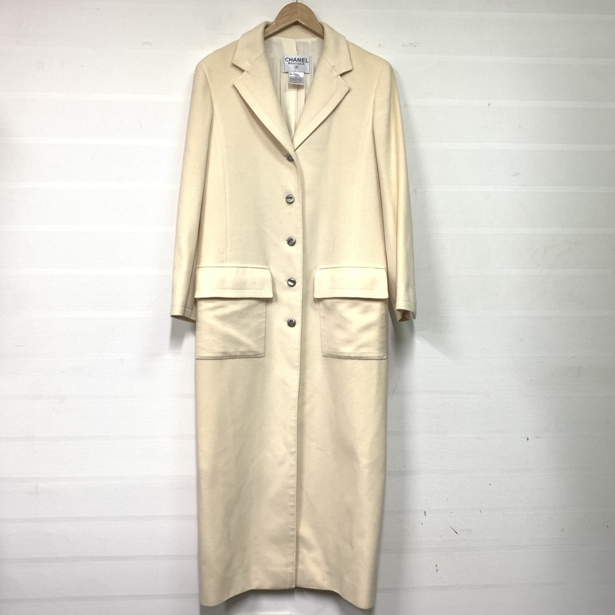 銀座本店で、シャネルの正規品の98年製の品番がP10920V06500の