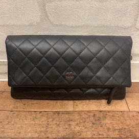 シャネルの20番台 カーフ×ナイロン ブラック 2つ折り クラッチバッグの買取実績です。