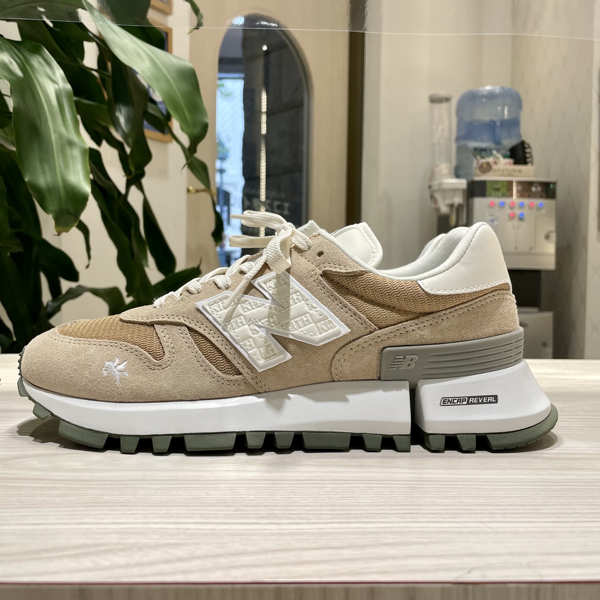 渋谷店で、ニューバランス(×KITH 10周年記念 WHITE PEPPER MS1300K2