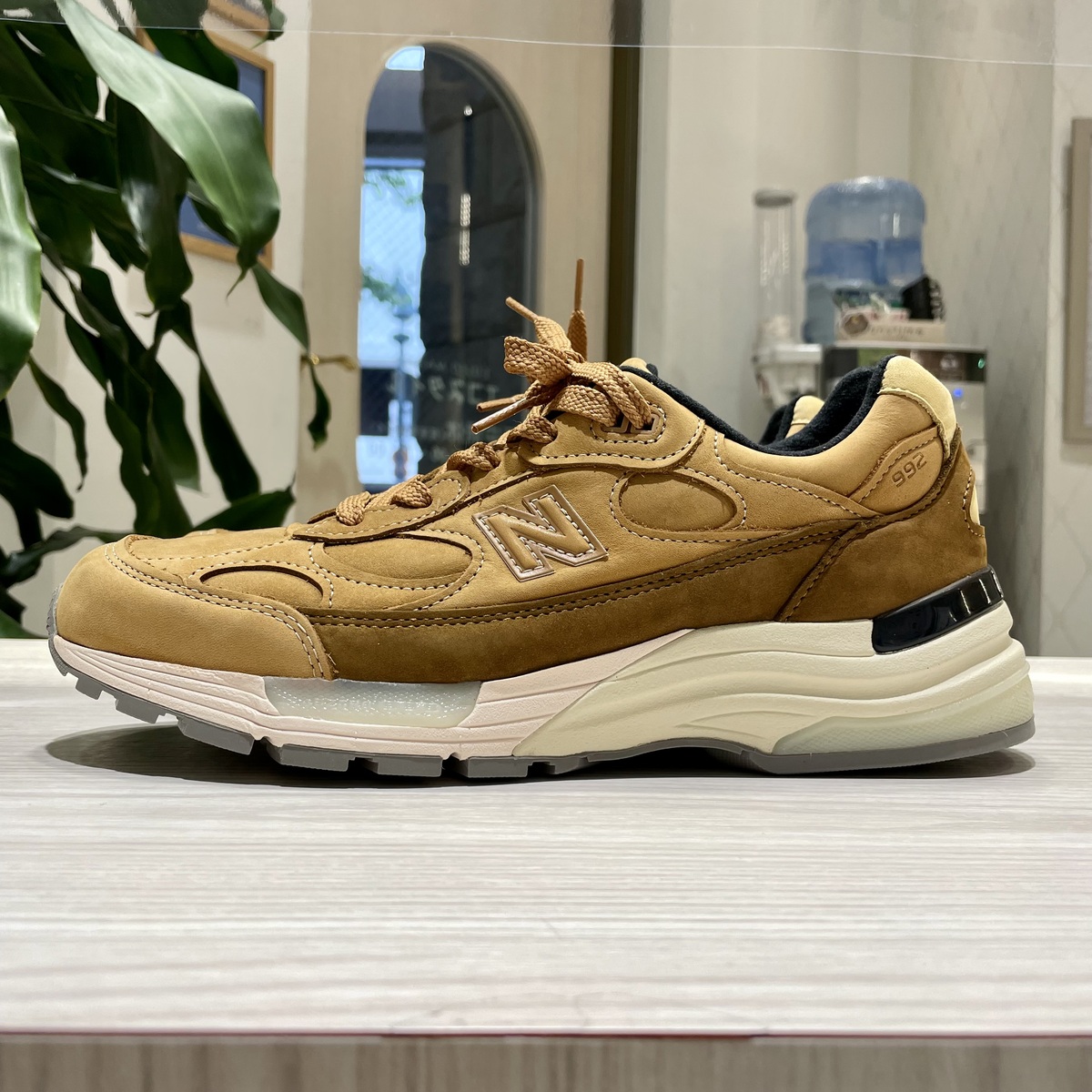 渋谷店で、ニューバランス(ウィート M992LX レザー スニーカー)を買取