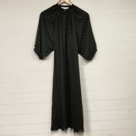 セリーヌの国内正規品 2R091378H シルク100％ トリオンフチェーンプリントワンピースの買取実績です。