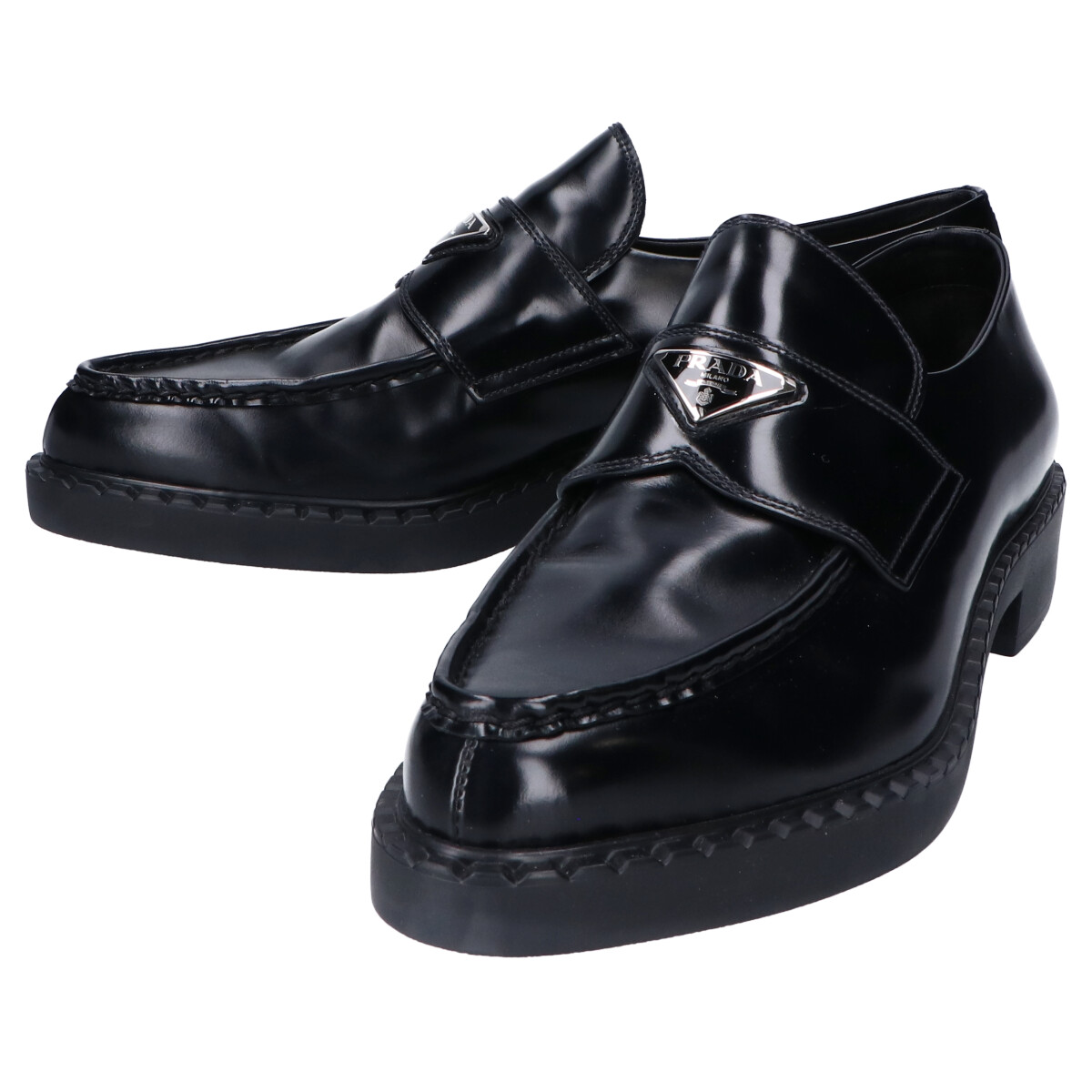 銀座本店で、プラダの品番が2DE131のブラックのブラッシュドレザーを