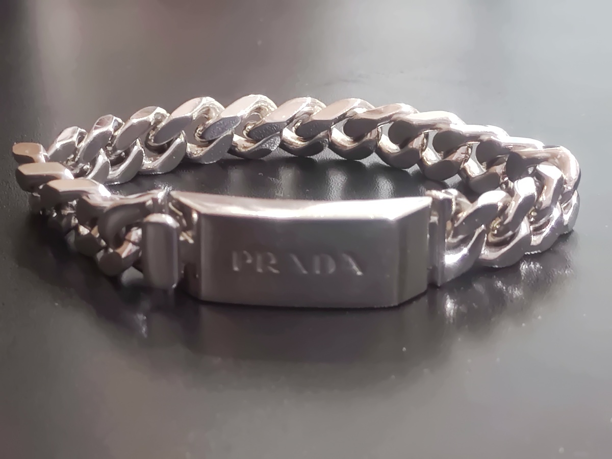 新宿店で、プラダのシルバー925素材を使用したチェーンジュエリー