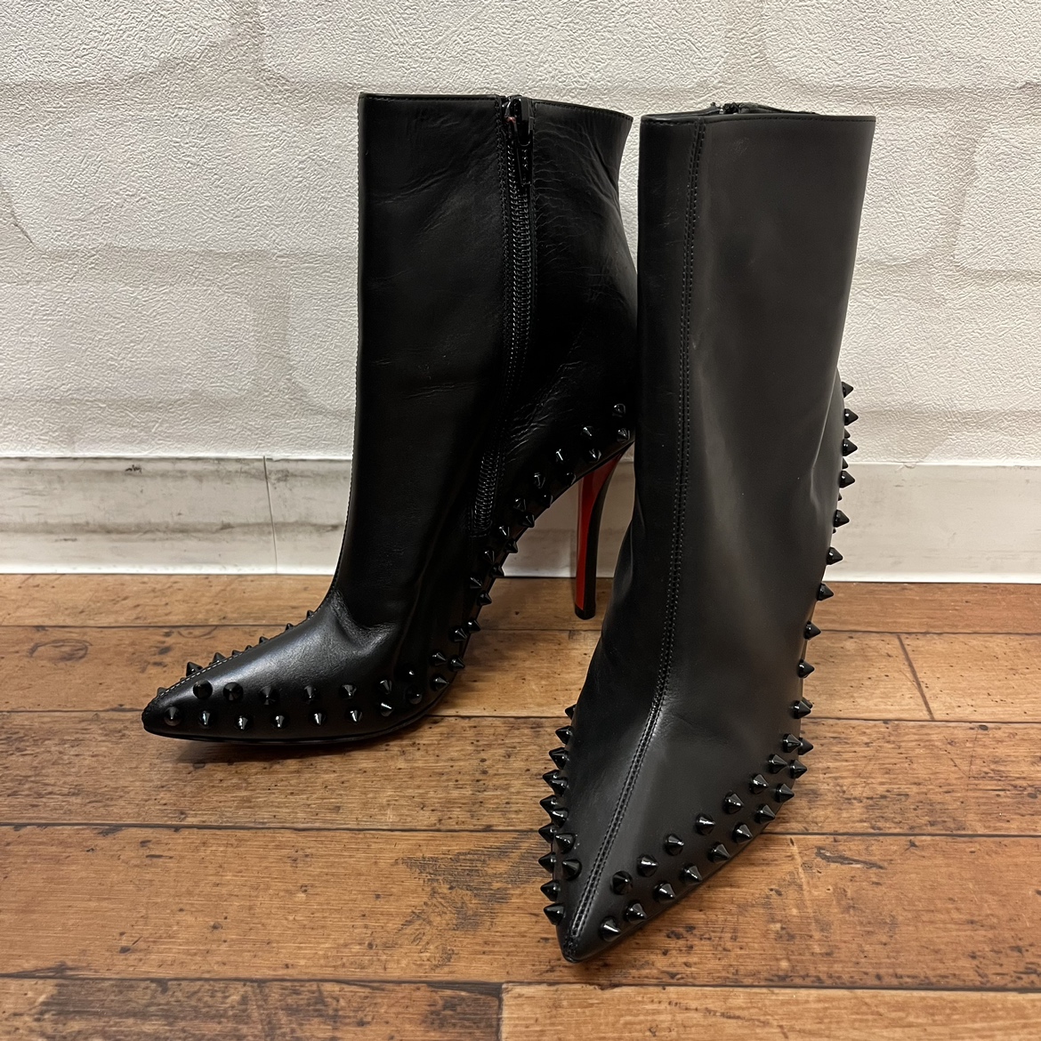 銀座本店で、クリスチャンルブタンのブラックのスパイクスタッズ