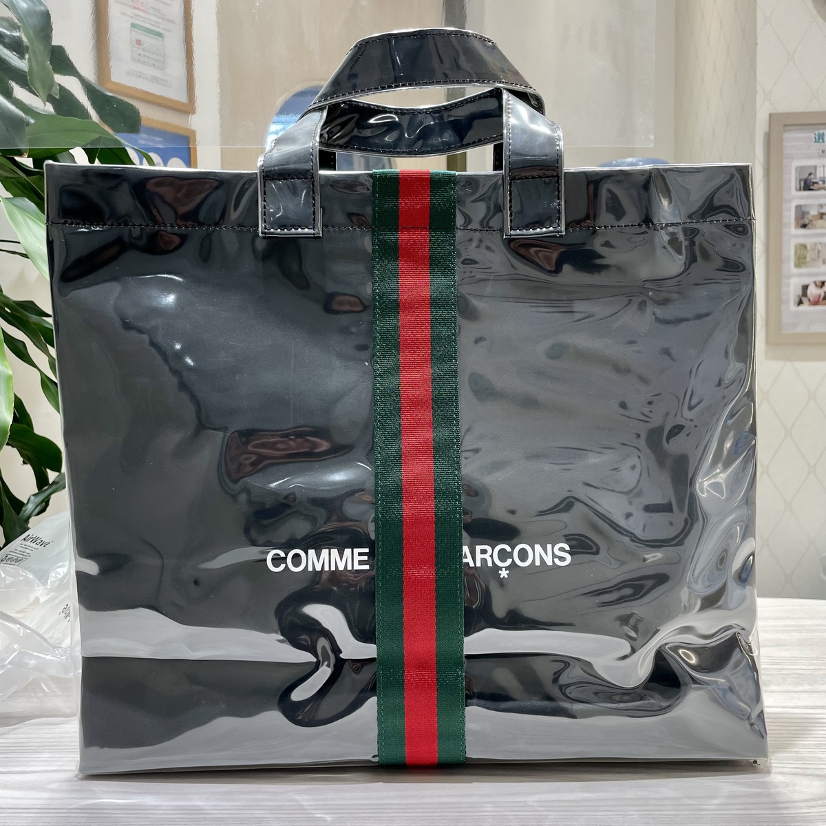 渋谷店で、グッチ×コムデギャルソンのPUビニール加工が施されたトート