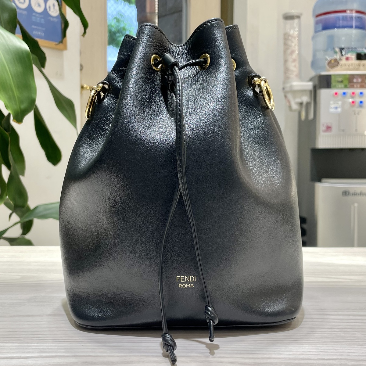 渋谷店で、フェンディのモントレゾールという巾着型バッグを買取ました 