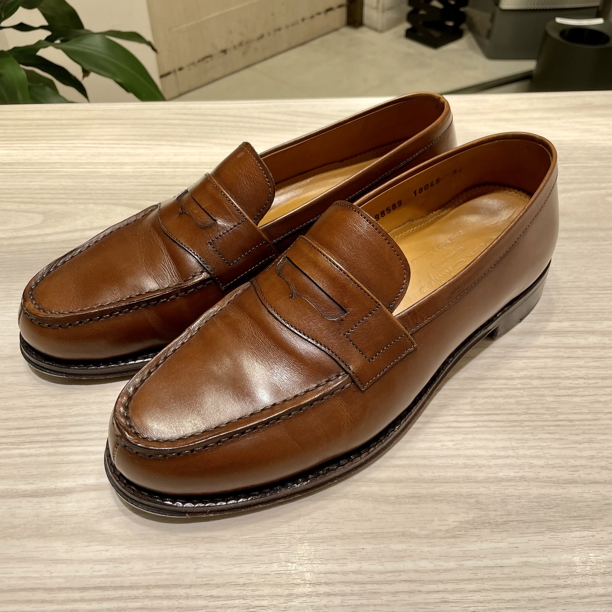 渋谷店で、ジャランスリワヤの98589/18045、ペニーコインローファーを
