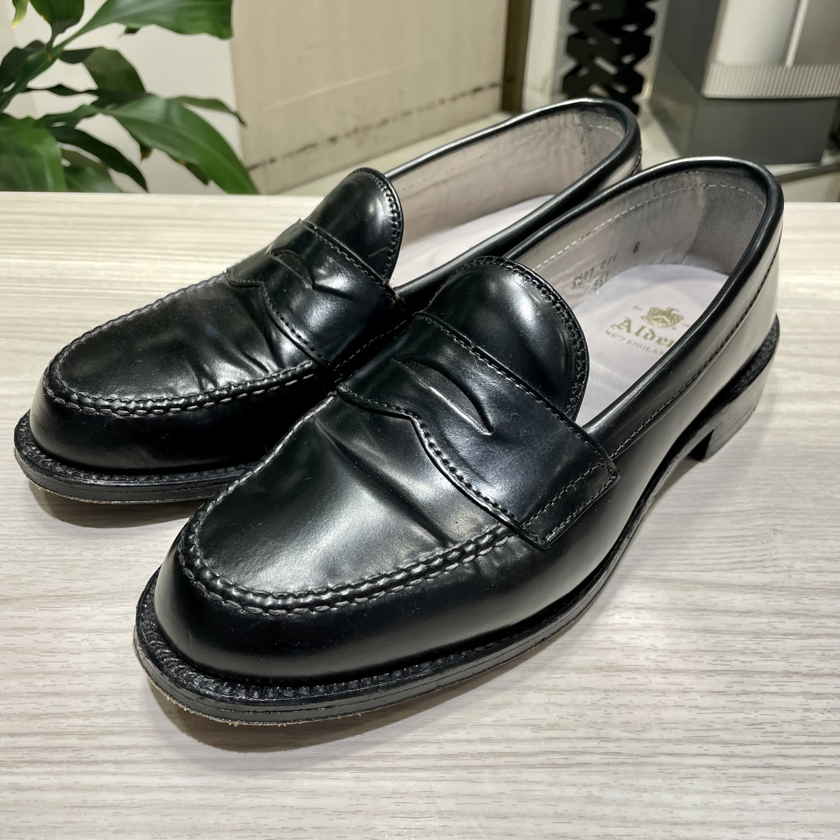 渋谷店で、オールデンの987、コードバン製のペニーコインローファーを