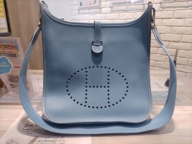 エルメスの□J刻 ブルージーン エヴリン1PMの買取実績です。