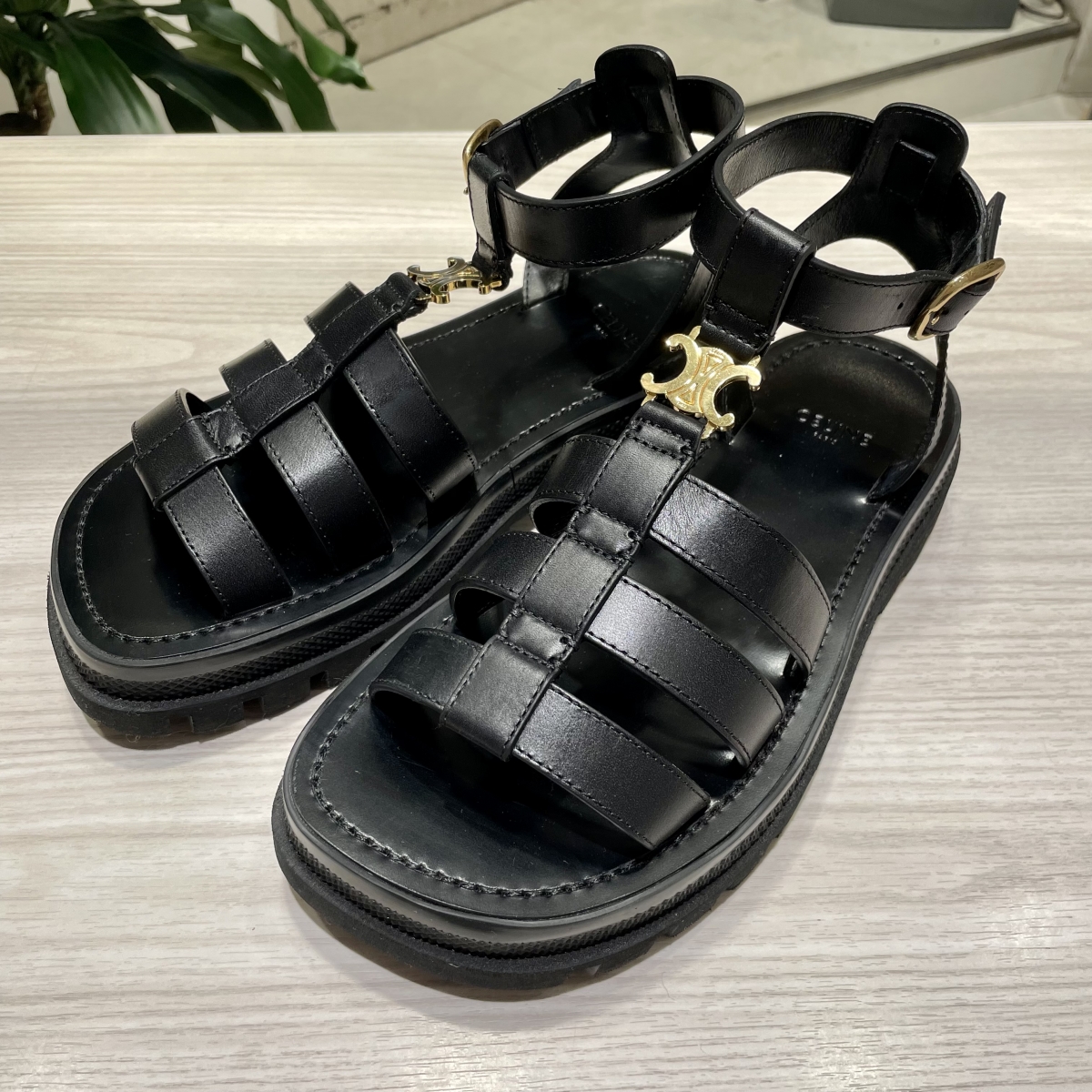 セリーヌ（CELINE）クレア トリオンフ グラディエーター サンダル 渋谷店で、セリーヌのクレア トリオンフ グラディエーター サンダルを