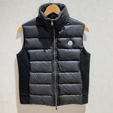 モンクレール 18年製 黒 GILET ダウンベスト 買取実績です。