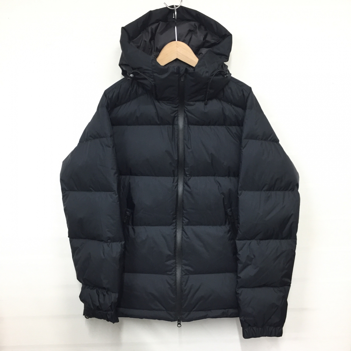 銀座本店で、ナンガのアーバンリサーチ別注のオーロラダウンフーディ