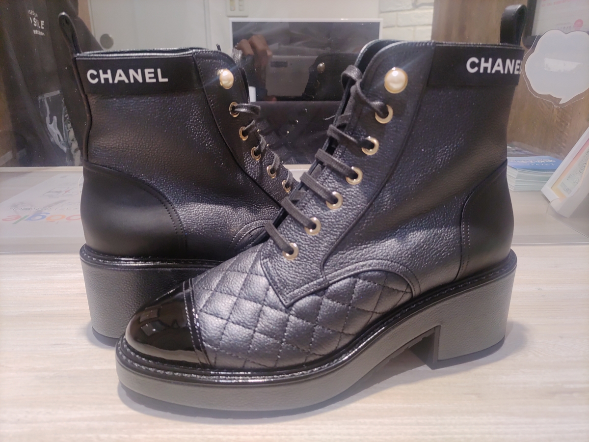 Chanel ブラック レザー ブーツ 38,5 新宿店で、シャネルのパールとロゴがデザインされたレースアップブーツ