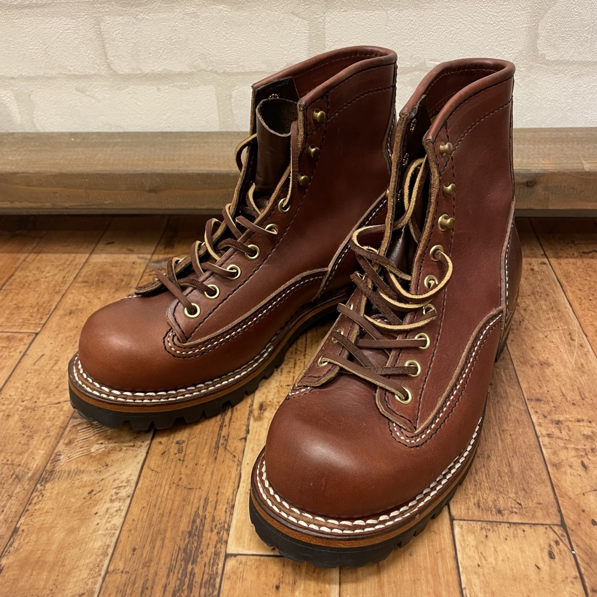 銀座本店で、ロンウルフのカウハイドを使用した、ビブラムソールロガー