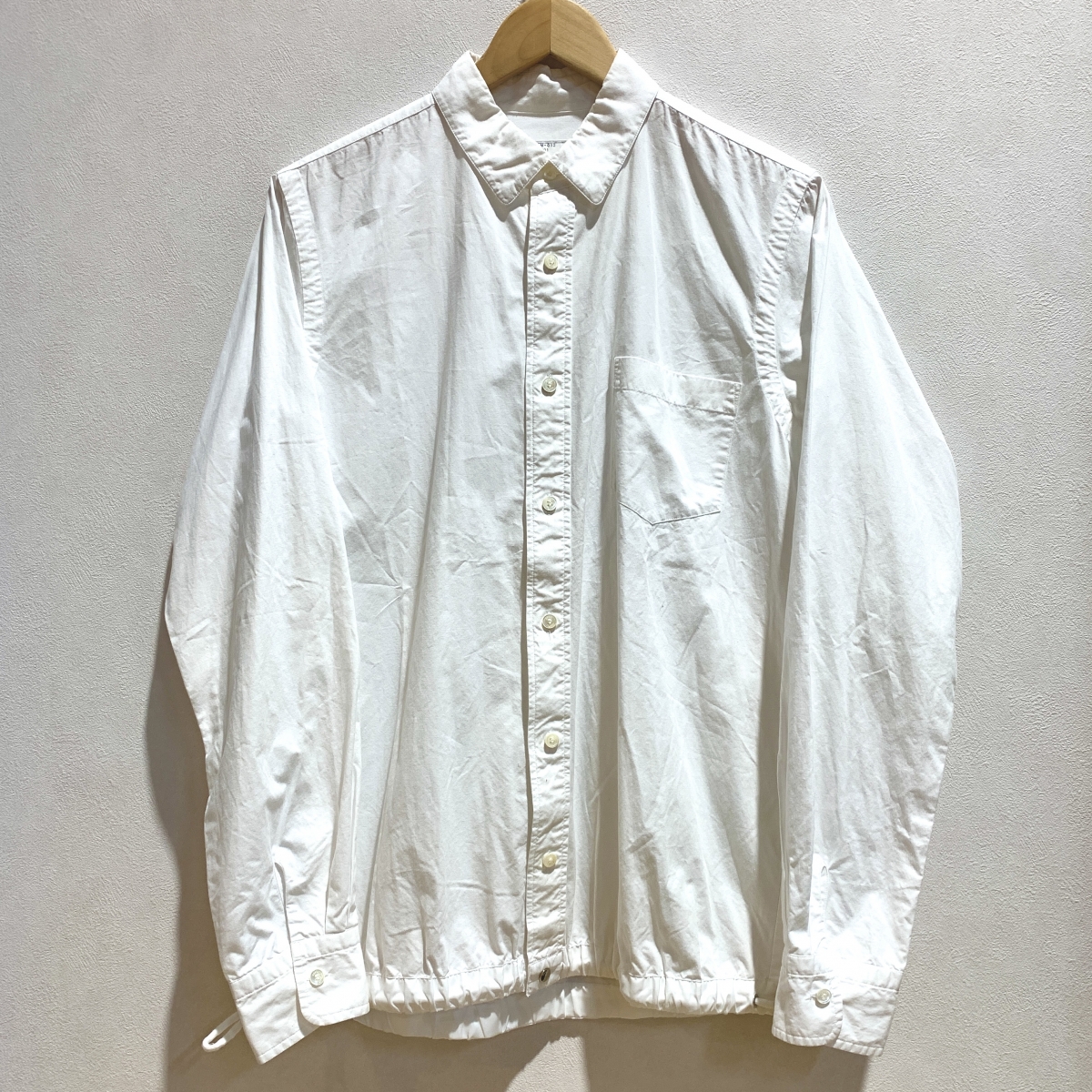 浜松入野店で、サカイのホワイトのドローストリングシャツSCM-012を 