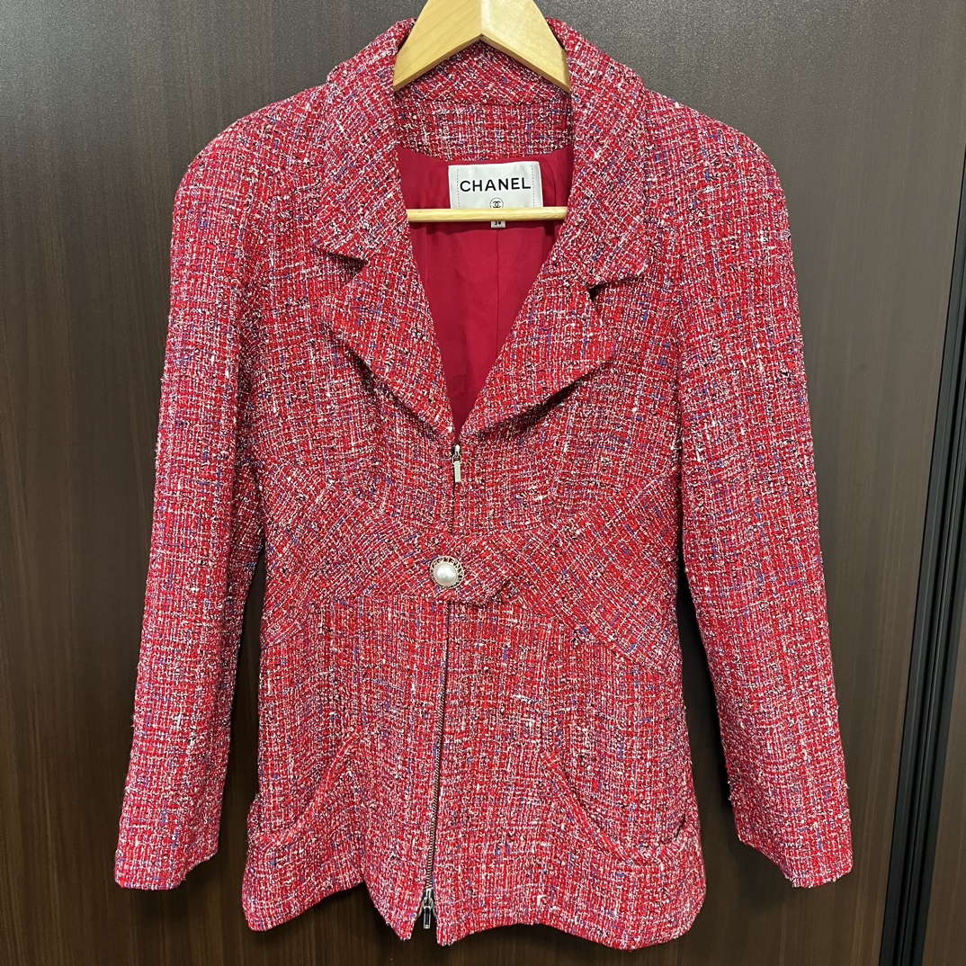 心斎橋店でシャネルの2019SSコレクションの、パールボタン付きツイード