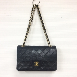 シャネルのブラック 1番台 ラムスキン マトラッセ W25cm チェーンショルダーバッグの買取実績です。