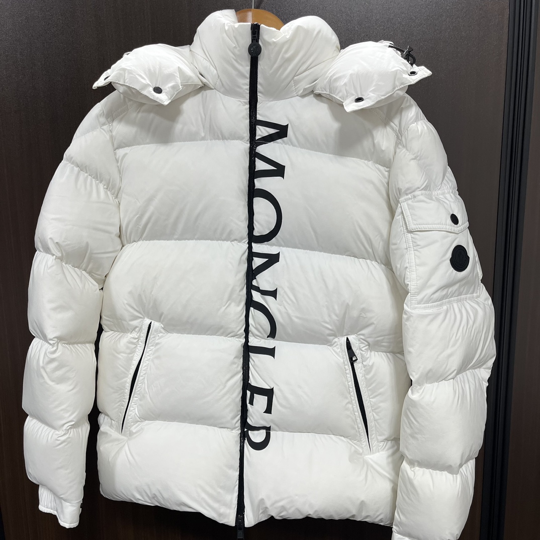 大阪でモンクレール買取。2020‐2021AWの白のダウンジャケットのMAURES