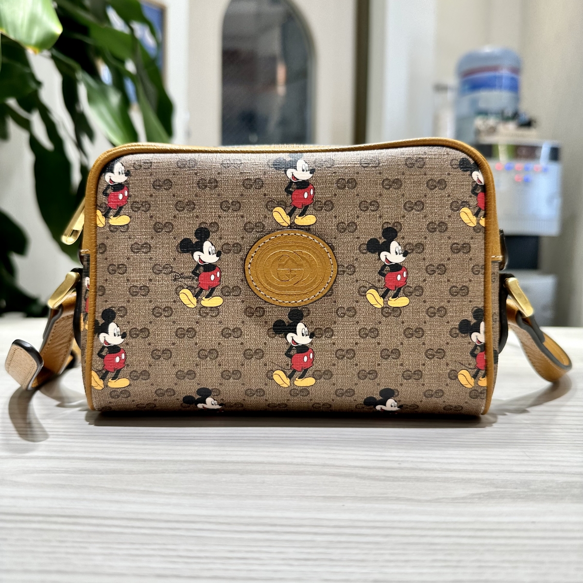 渋谷店で、グッチ×ディズニーのショルダーバッグ、品番602536のミニGG