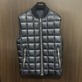 ルイヴィトンのH9G42WP1W ネイビー リバーシブルダウンベストの買取実績です。